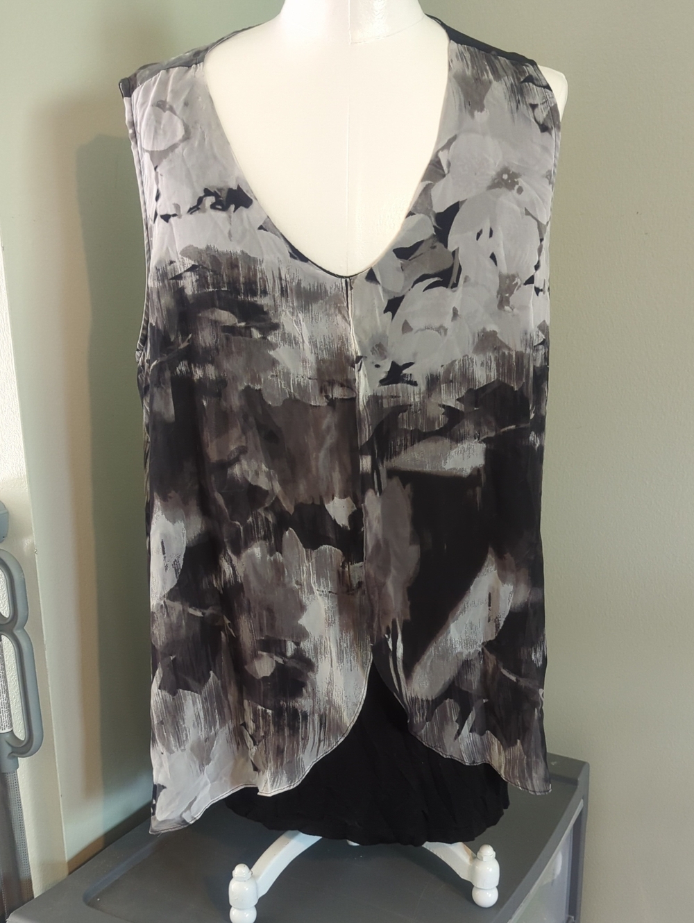 Simply Emma Black & Gray Floral V-Neck Sleeveless Camisole